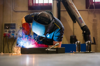 危境边缘的焊花 不安全位置下的金属切割作业隐患与设备制造责任